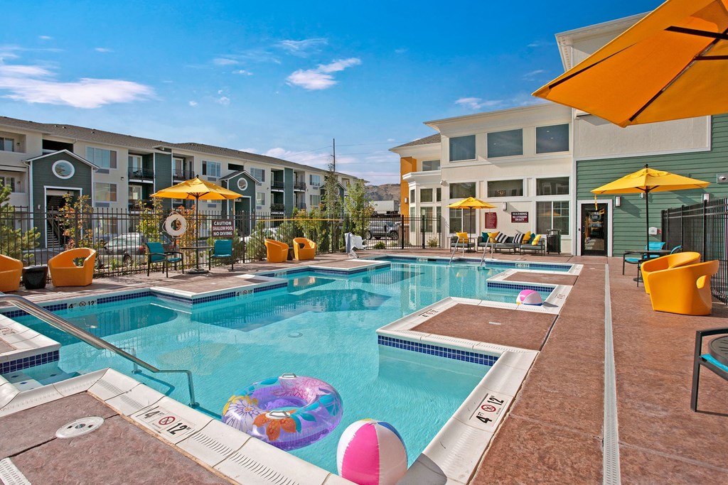 600 riverside outdoor pool Apartments in Wenatchee, WA