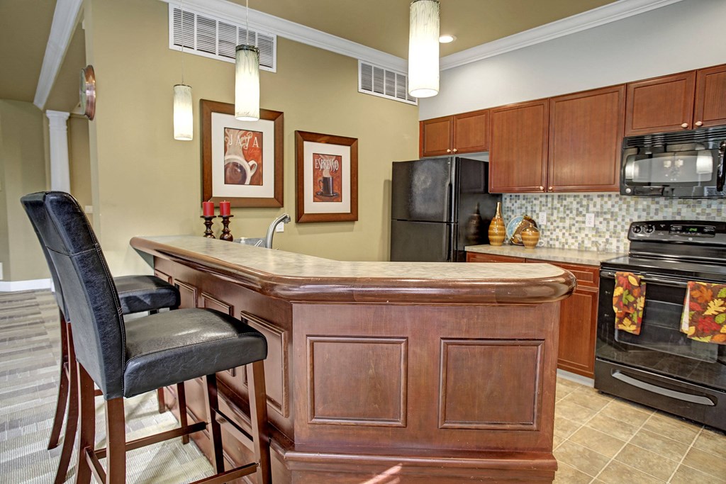 Aspen Creek Resident Lounge Kitchen Apartments in Kirkland, WA
