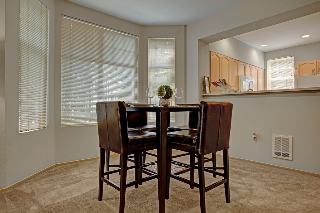 aspen creek dining area Apartments in Kirkland, WA