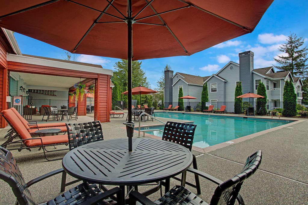 Breckenridge outdoor pool Apartments in Everett, WA