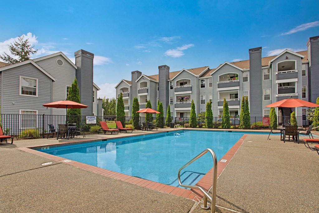Breckenridge outdoor pool Apartments in Everett, WA