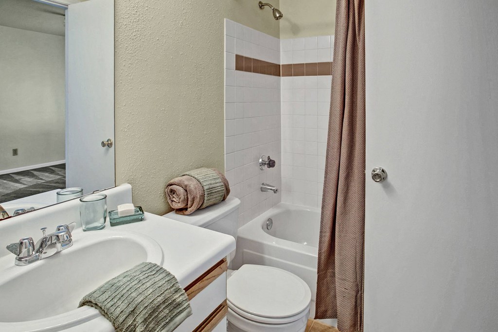 Breckenridge  bathroom Apartments in Everett, WA