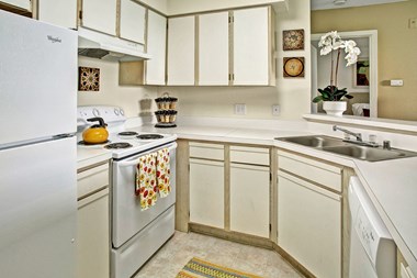 Breckenridge  kitchen Apartments in Everett, WA