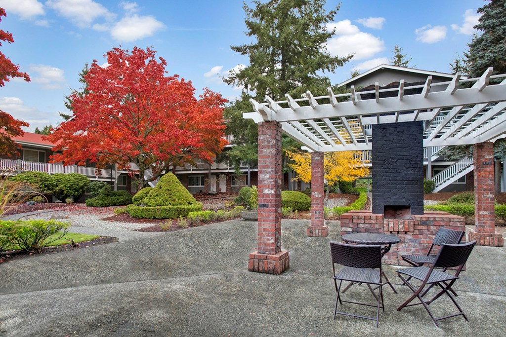 Colonial Square Outdoor Barbeque Area Apartments in Bellevue, WA