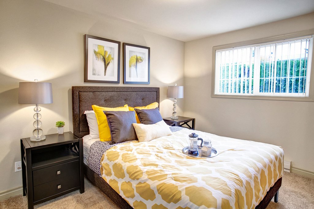 Colonial Square Bedroom Apartments in Bellevue, WA