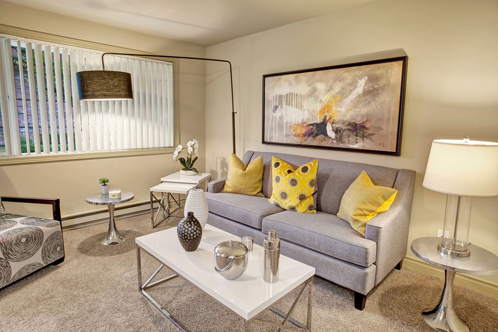 Colonial Square Living Room Apartments in Bellevue, WA