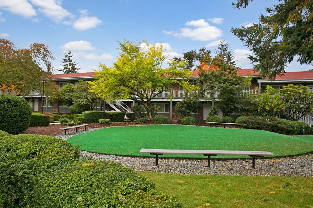 Colonial Square Exterior Apartments in Bellevue, WA