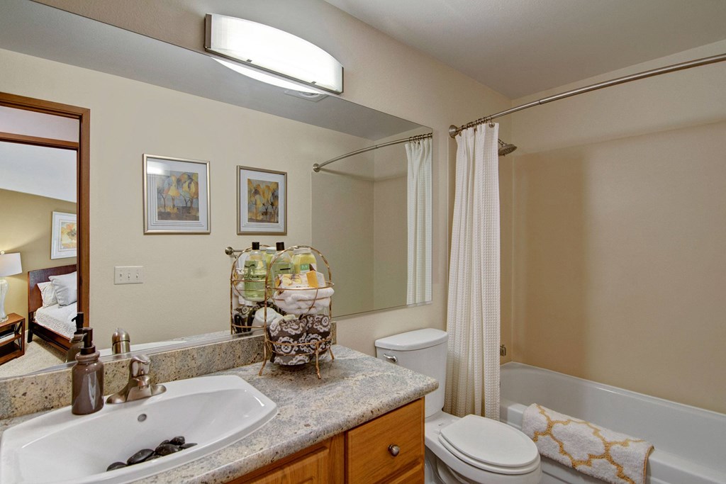 Island Park bathroom Apartments in Kent, WA
