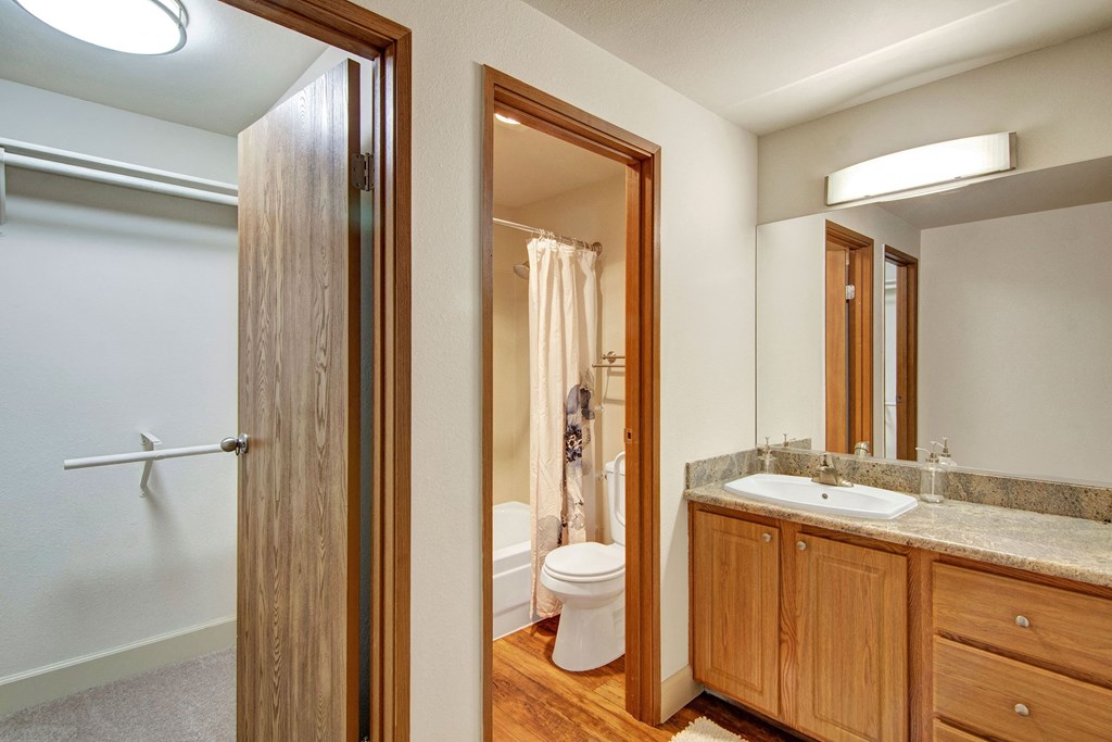 Island Park bathroom Apartments in Kent, WA