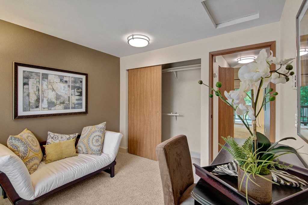 Island Park bedroom Apartments in Kent, WA