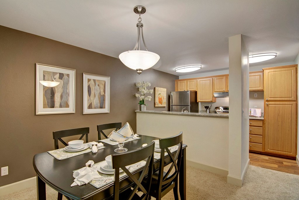 Island Park kitchen and dining Apartments in Kent, WA