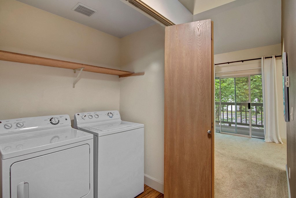 Island Park in-unit laundry Apartments in Kent, WA