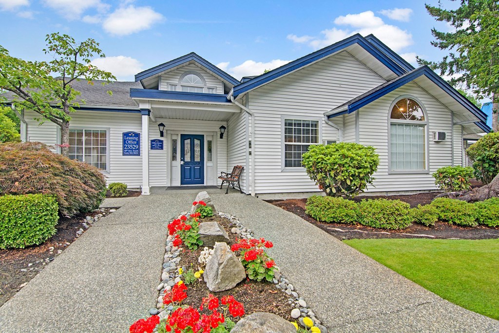 Island Park leasing office entrance Apartments in Kent, WA