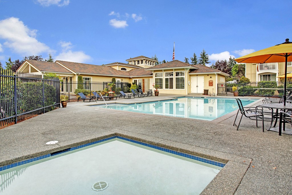Lakeside outdoor pool and wading pool, Dean Weidner Real Estate Investments Apartments in Mountlake Terrace, WA