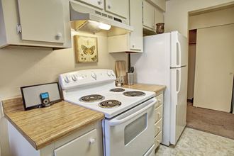 Lakeside kitchen, Weidner Real Estate Investments Apartments in Mountlake Terrace, WA