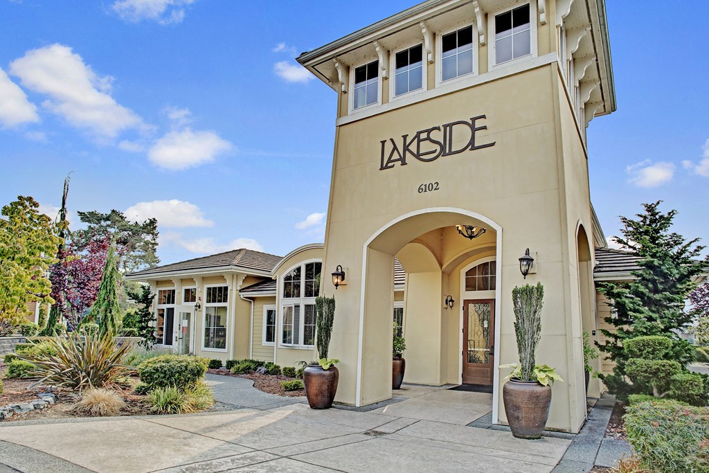 Lakeside exterior, Dean Weidner Real Estate Investments Apartments in Mountlake Terrace, WA