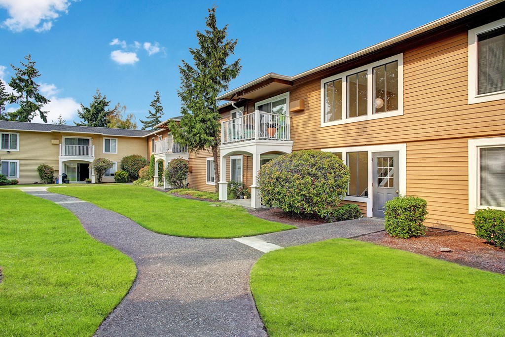 Lakeside exterior, Dean Weidner Investments Apartments in Mountlake Terrace, WA