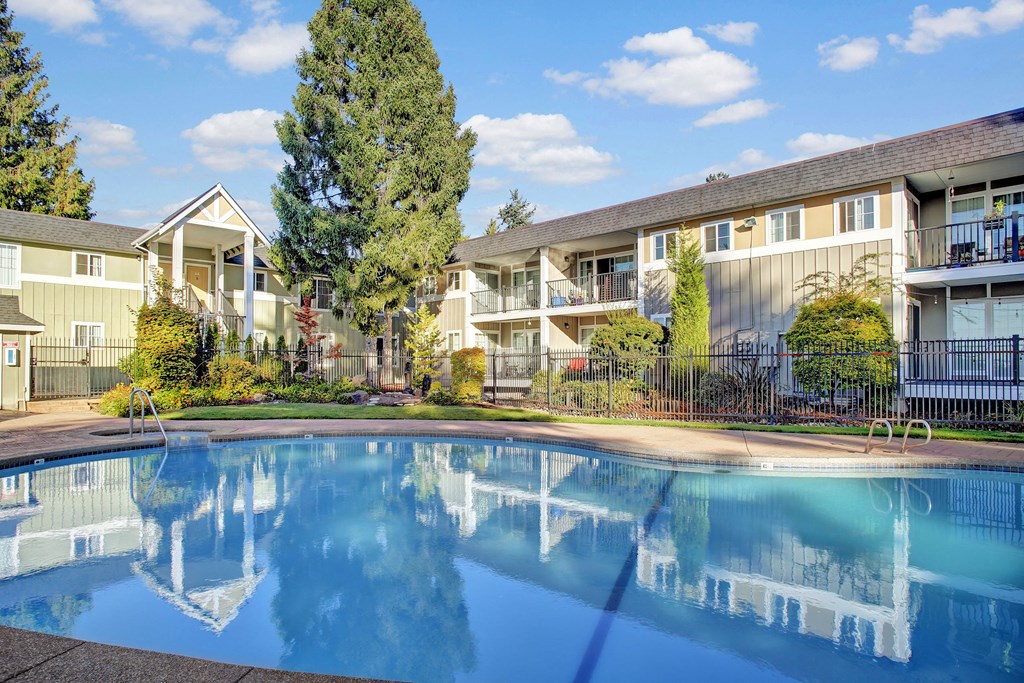 Regency Woods Pool Apartments in Renton, WA