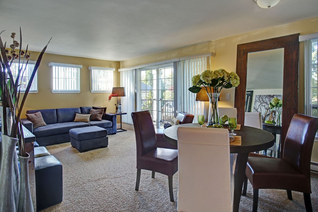 Regency Woods Living Room Apartments in Renton, WA