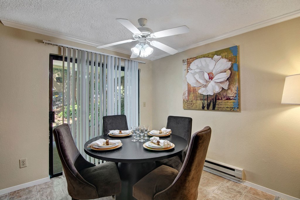 Ridge and Shores Dining Room Apartments in Federal Way, WA