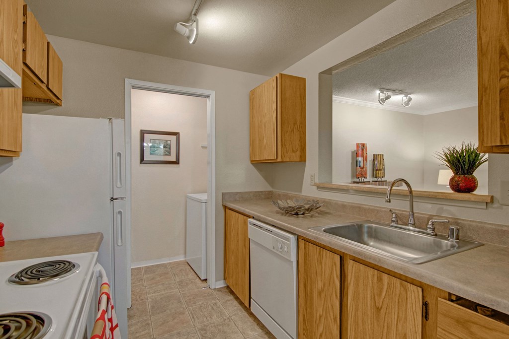 Ridge and Shores Kitchen Apartments in Federal Way, WA