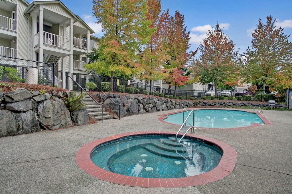 Sunrise Lane Pool Apartments in Everett, WA