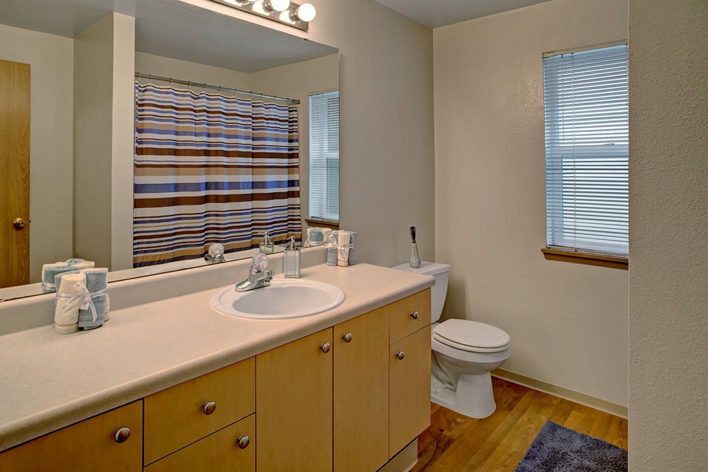 Sunrise Lane Bathroom Apartments in Everett, WA