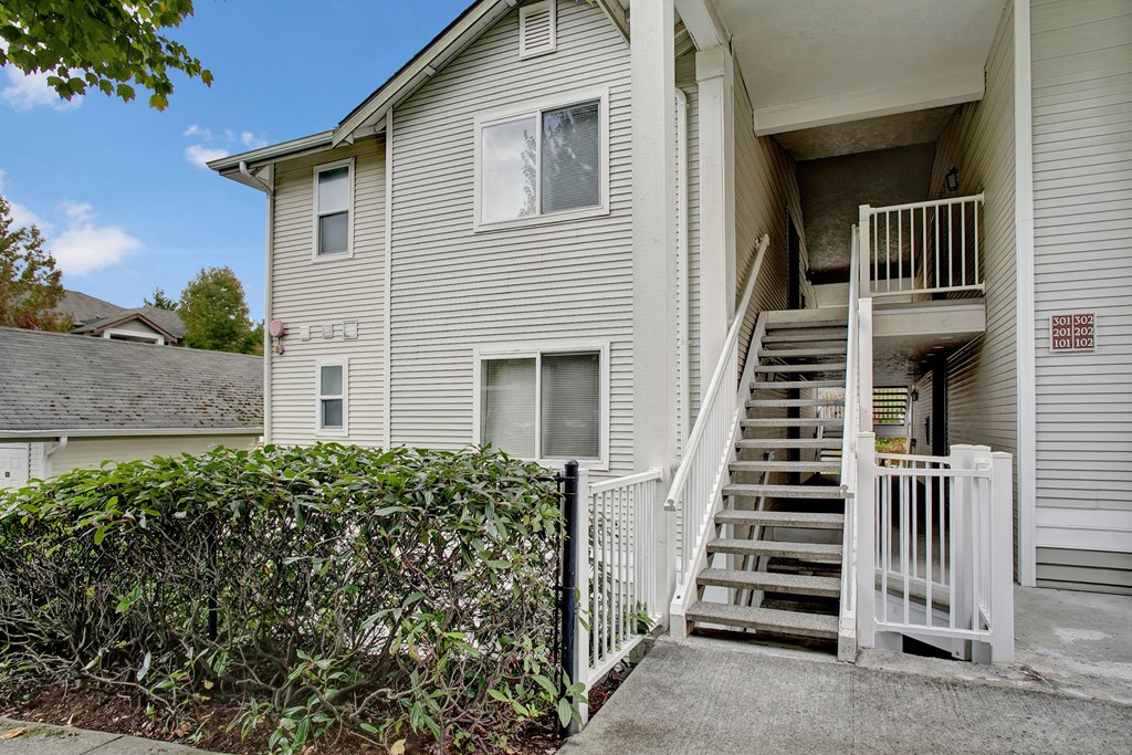 Sunrise Lane Exterior Apartments in Everett, WA