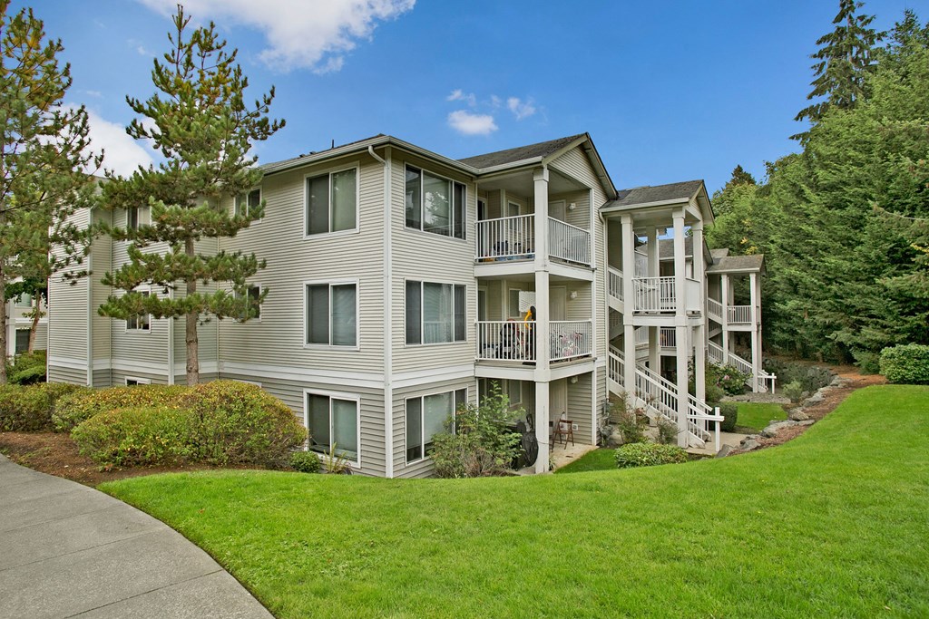 Sunrise Lane Exterior Apartments in Everett, WA