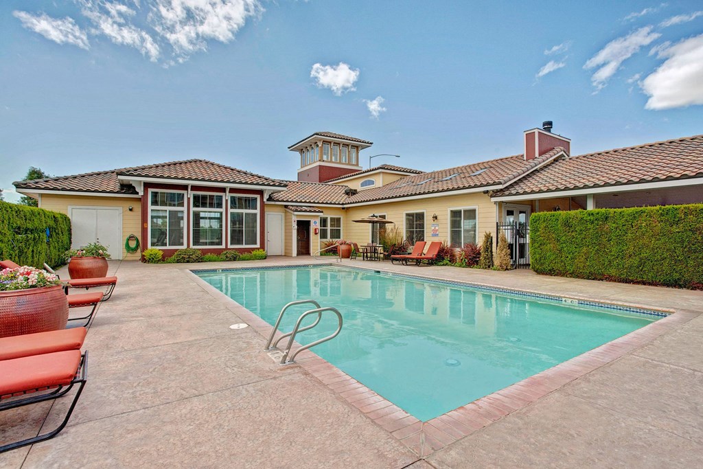 The Vintage Pool Apartments in Moses Lake, WA