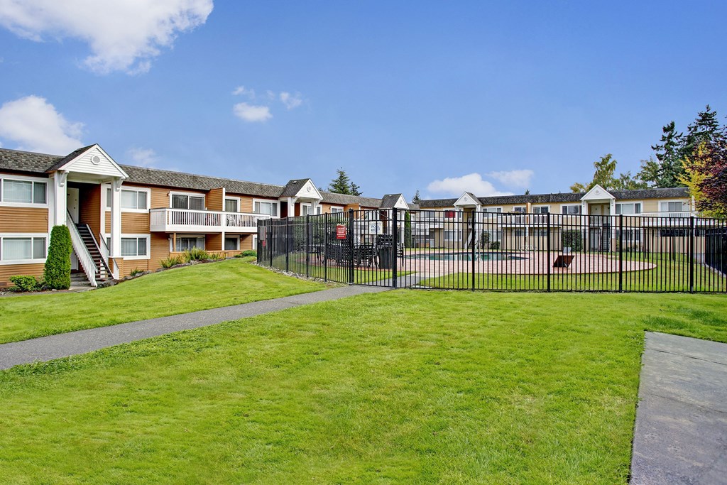 Whispering Cedars Pool Apartments in Lynnwood, WA