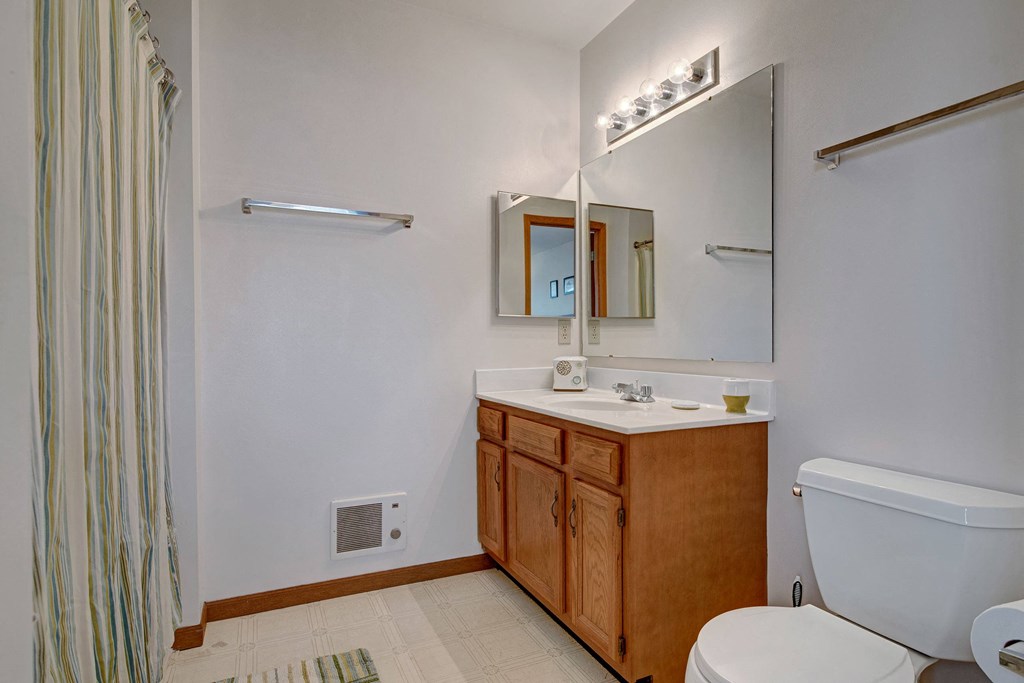 Arbor Ridge Bathroom, Dean Weidner Investments Apartments for rent Milwaukee, WI
