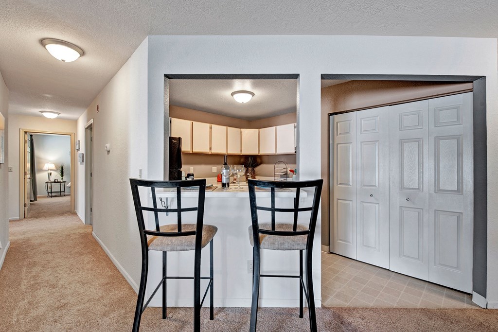 River's Cove dining area