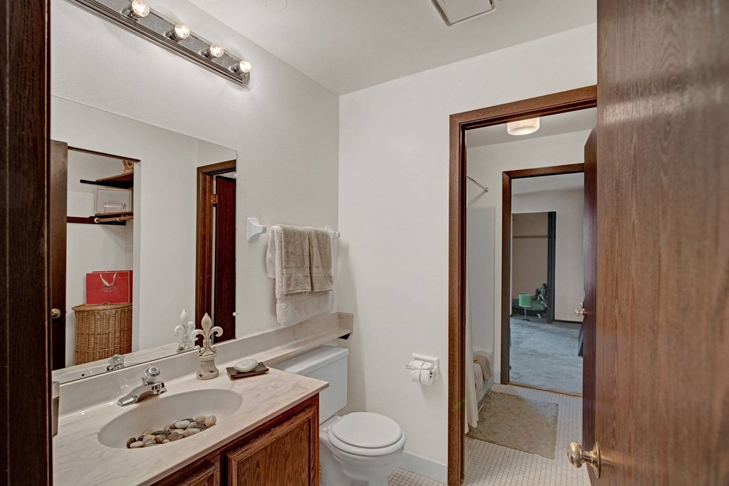 Sunset Ridge Bathroom View Apartments in Milwaukee, WI