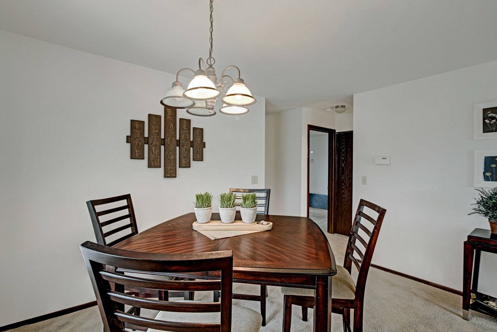 Sunset  Ridge Dining Room Apartments in Milwaukee, WI