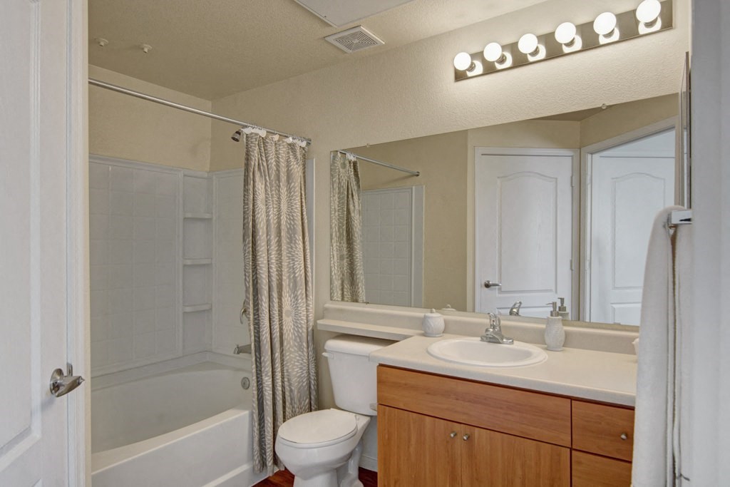 Acclaim Apartments- large bathroom with full bathtub 