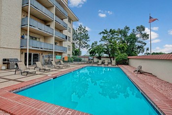 Broadmoor Park Terrace Pool Closeup