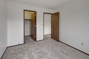 Continental Apartments - Bedroom