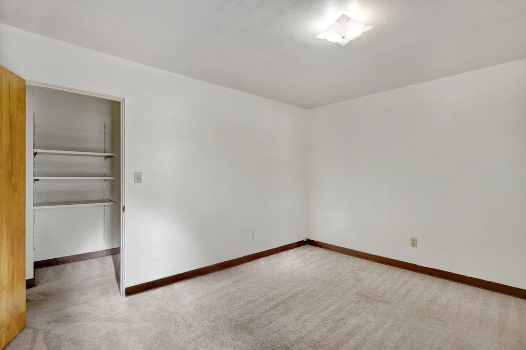 Country Lane Apartments - Bedroom