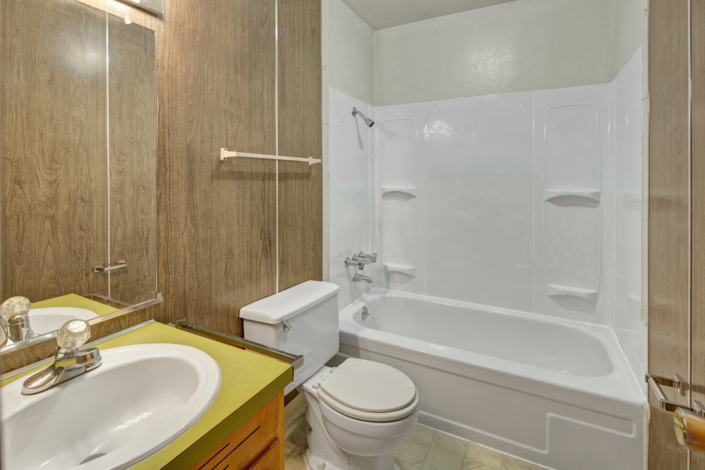 Country Lane Apartments - Bathroom