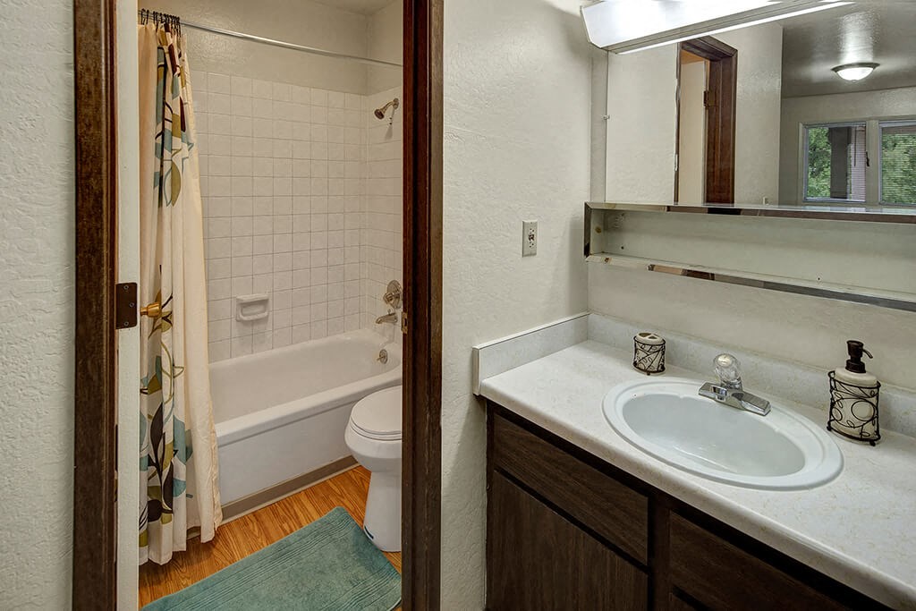 Driftwood Apartments - Bathroom