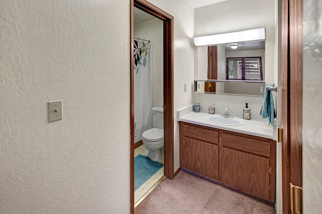 Driftwood Apartments - Bathroom