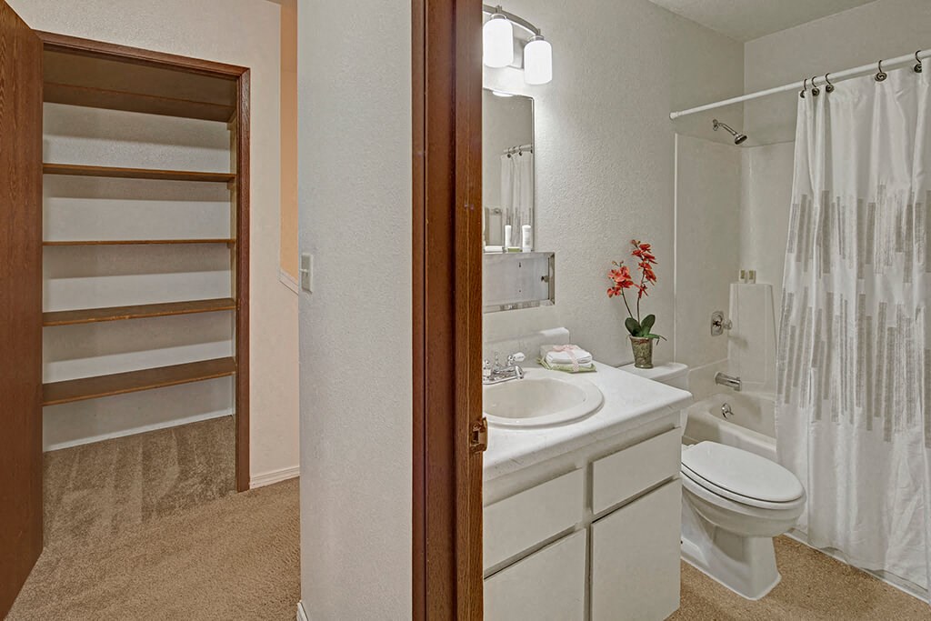 The Glen Apartments - Bathroom