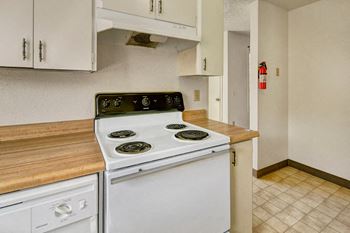 The Greenbriar Apartments - Kitchen