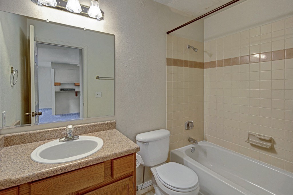 La Maisonnette Apartments - Bathroom