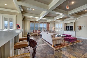 additional photo for property listing at chic digs with room to stretch out in the village 22 car
