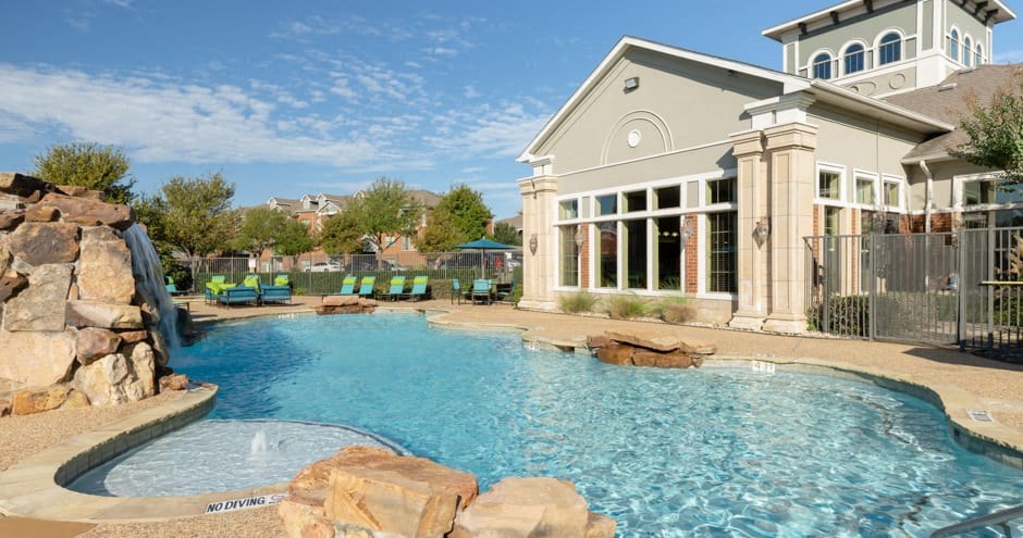 Landing at Mansfield Pool