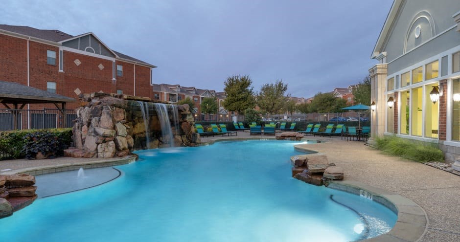 Landing at Mansfield Pool