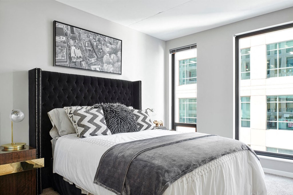 4Marq - Bedroom with Large Windows