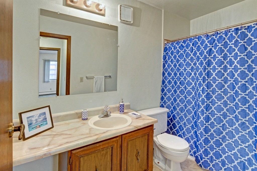 Park Plaza Apartments - Bathroom